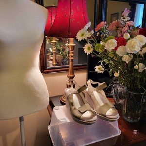 Easy Spirit Wedge size  9.5 Wedge Sandals